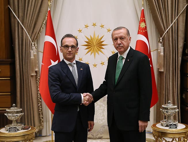 Nach monatelangem Streit wollen sich Deutschland und die Türkei wieder annähern. Am Mittwoch traf der deutsche Aussenminister Heiko Maas (links) in Ankara auch den türkischen Präsidenten Recep Tayyip Erdogan. (Bild: KEYSTONE/EPA)
