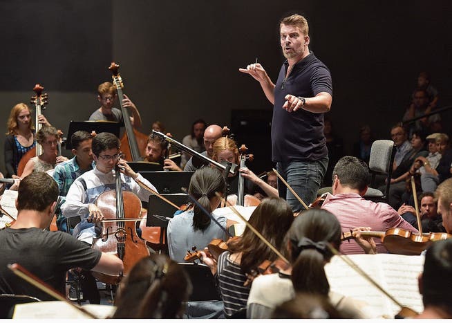 Matthias Pintscher dirigiert Academy-Musiker in einem «40min». (Bild: Peter Fischli/LF, 28. August 2018)