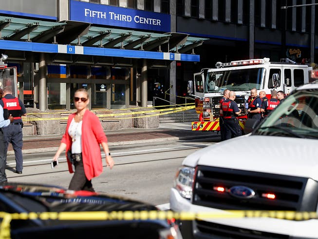 Bei einer Schiesserei in einer Bank von Cincinnati sind vier Menschen getötet worden, darunter der Angreifer. (Bild: KEYSTONE/AP/JOHN MINCHILLO)