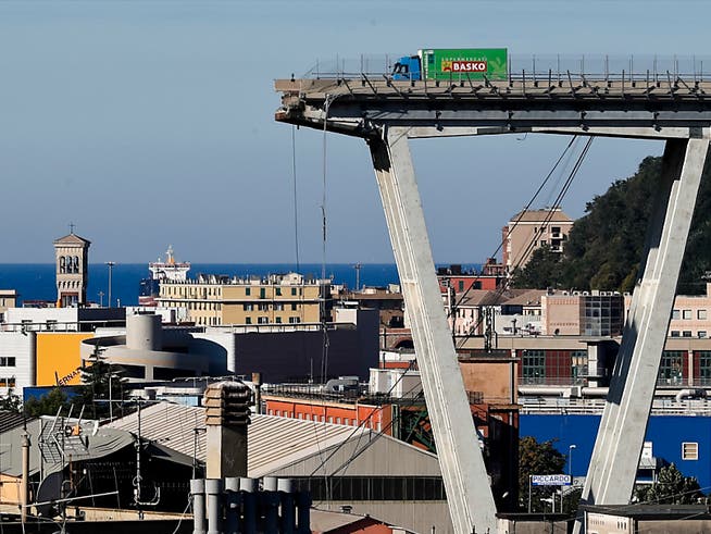 Nach dem Einsturz der Morandi-Brücke in Genua mit 43 Toten wird nun unter anderem gegen den Autobahnbetreiber ermittelt. (Bild: KEYSTONE/AP/ANTONIO CALANNI)