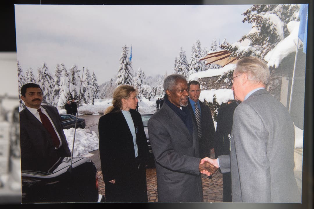 Kofi Annan besuchte im Jahr 2004 den Bürgenstock, wie das Foto im Hotelmuseum zeigt. Er war damals Generalsekretär der Vereinten Nationen. (Bild: Boris Bürgisser (Bürgenstock, 6. September 2018))