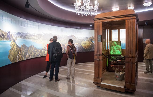 Ein besonderes Ausstellungsstück im Hotelmuseum auf dem Bürgenstock ist die alte Liftkabine des Hotel Palace. (Bild: Boris Bürgisser (Bürgenstock, 6. September 2018))