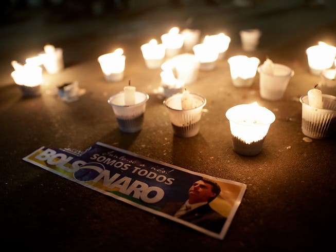 Kerzen für den ultrarechten brasilianischen Präsidentschaftskandidaten, Jair Bolsonaro, der bei einer Wahlkampfveranstaltung von einem Messerattentäter schwer verletzt wurde. (Bild: KEYSTONE/EPA EFE/FERNANDO BIZERRA)