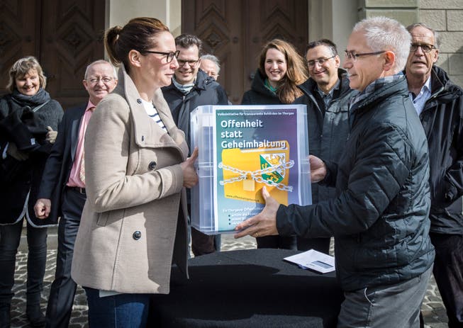 Im März reichte das Komitee die Volksinitiative vor dem Regierungsgebäude in Frauenfeld ein. 4265 gültige Unterschriften kamen zusammen. (Bild: Reto Martin)