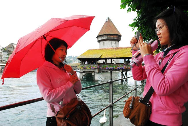 Asiatische Touristinnen in Luzern. Wer keinen Schirm dabei hat, soll künftig einen Leih-Schirm erhalten. (Archivbild Corinne Glanzmann) 