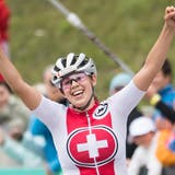 Alessandra Keller jubelt bei der Zieleinfahrt an der Mountainbike-WM in Lenzerheide über den Sieg in der U23-Kategorie. (Bild: Keystone/Gian Ehrenzeller (Lenzerheide, 7. September 2018))