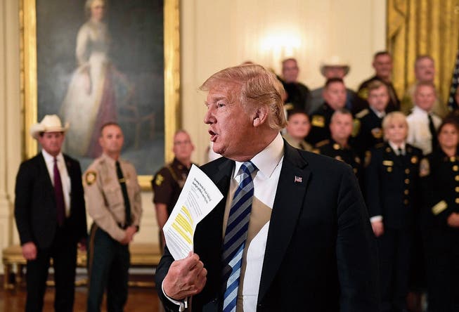 Donald Trump beantwortet Reporterfragen während eines Anlasses im Weissen Haus. ((Bild: Susan Walsh/AP (5. September 2018))