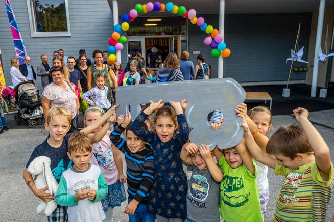 Lauter fröhliche Gesichter bei der Einweihung des erneuerten Bühlmatt-Schulhauses. (Bild: Philipp Schmidli (Udligenswil, 7. September 2018))