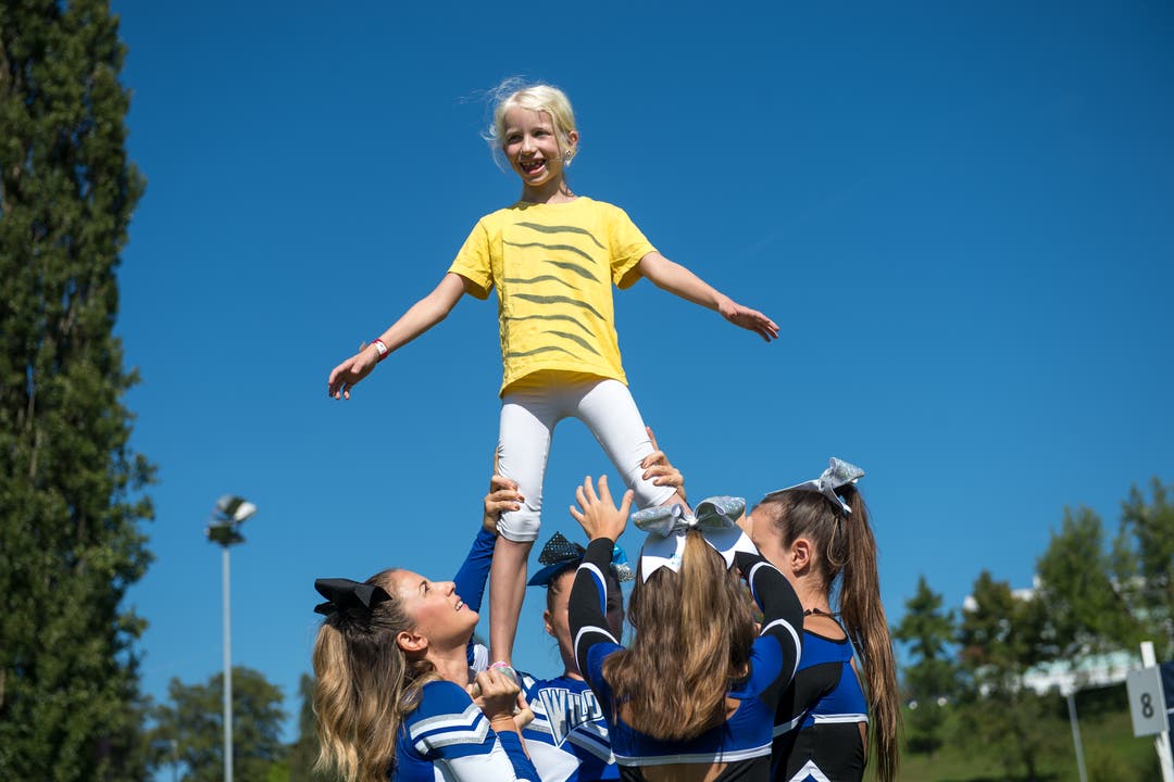 Die Wildcats Cheerleader Luzern zeigen der 7-jährigen Noemi, wie man sich als Cheerleaderin fühlt.