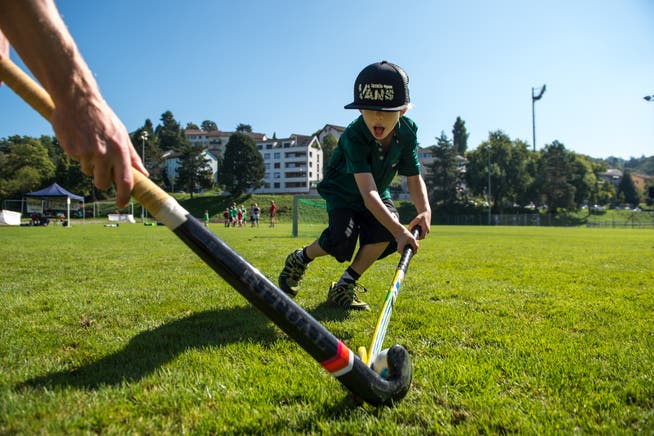 Der 6-jährige Maurice versucht sich am Tag der Luzerner Sportvereine als Landhockeyspieler. Bild: Dominik Wunderli (Luzern, 9. September 2018)