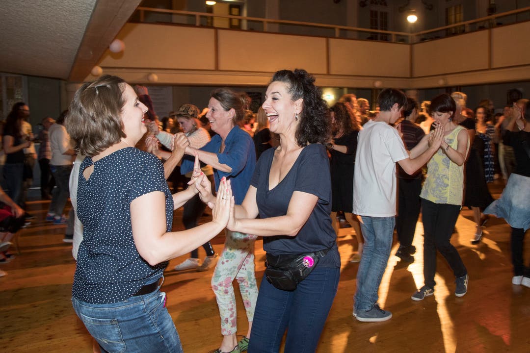 Die Tanznacht am Samstag in der Offenen Kirche ist beliebt. Hier tanzt jeder mit jedem. (Bild: Ralph Ribi)