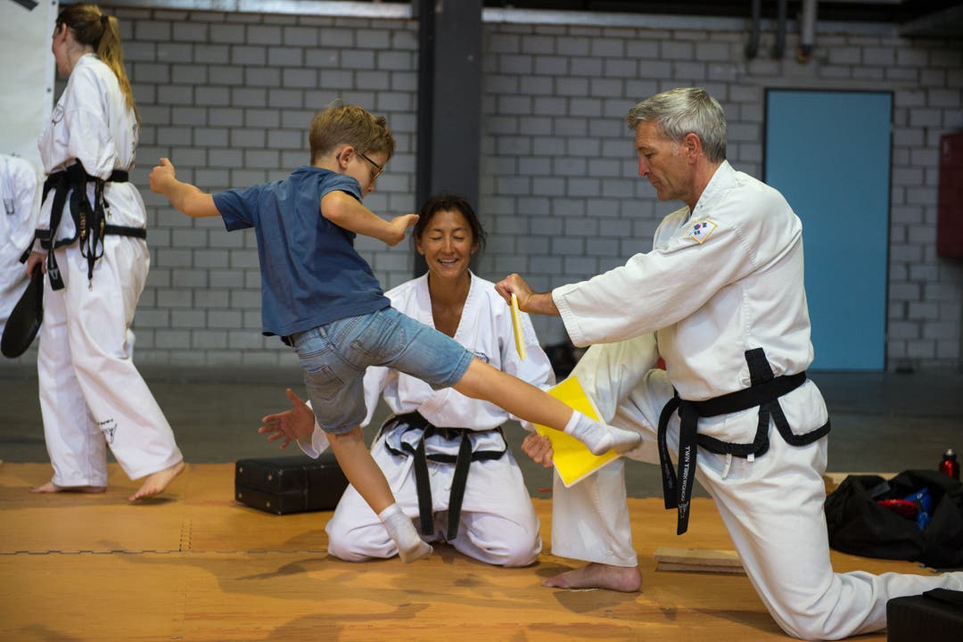Markus Wäfler und Silvia Lettenbichler zeigen dem 8-jährigen Lukas wie man im Taekwondo eine Fichtenplatte in zwei Teile bringt. Und zwar ohne Säge oder irgendwelches Werkzeug. Chapeau!!
