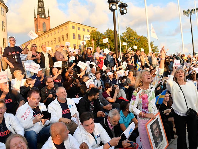 Parteianhänger der Schwedendemokraten in Stockholm. (Bild: KEYSTONE/EPA TT NEWS AGENCY/MAJA SUSLIN)