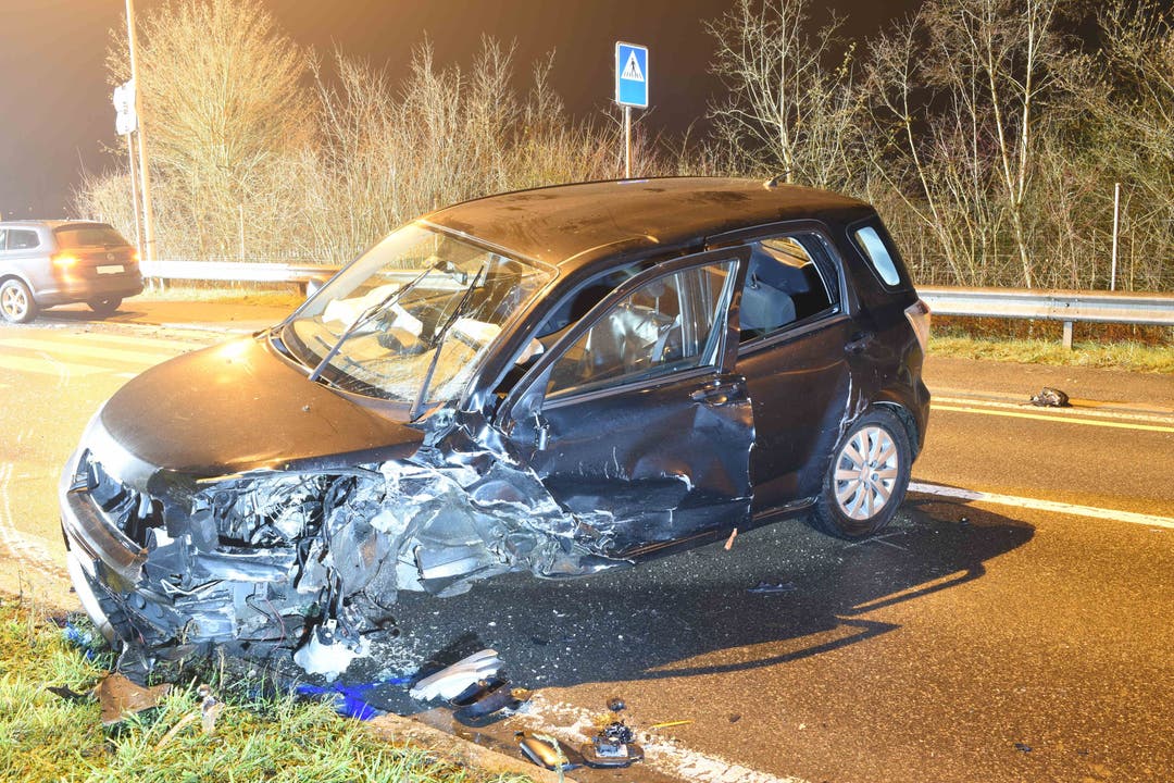 Knutwil - 31. DezemberBei einer Frontalkollision zwischen zwei Autos sind fünf Personen leicht bis mittelschwer verletzt worden. Wegen Fahrens in übermüdetem Zustand wurde einem Fahrzeuglenker der Führerausweis abgenommen.