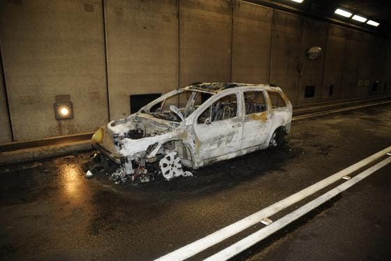 Hospental - 31. DezemberIm Gotthard-Strassentunnel ist ein Auto in Brand geraten. Verletzt wurde glücklicherweise niemand. Fahrer, Beifahrer und Hund konnten sich rechtzeitig retten. Bild: Kantonspolizei Uri