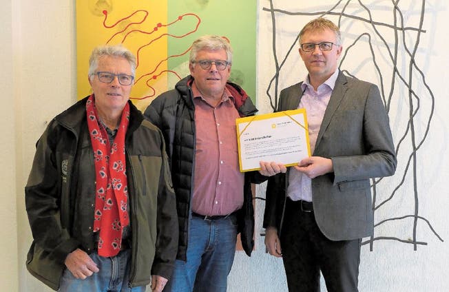 Oswald Iten (links) und Thomas Hess (Mitte) übergaben Gemeindeschreiber Peter Lüönd die Petition. (Bild: Christopher Gilb (Unterägeri, 10. Januar 2018))