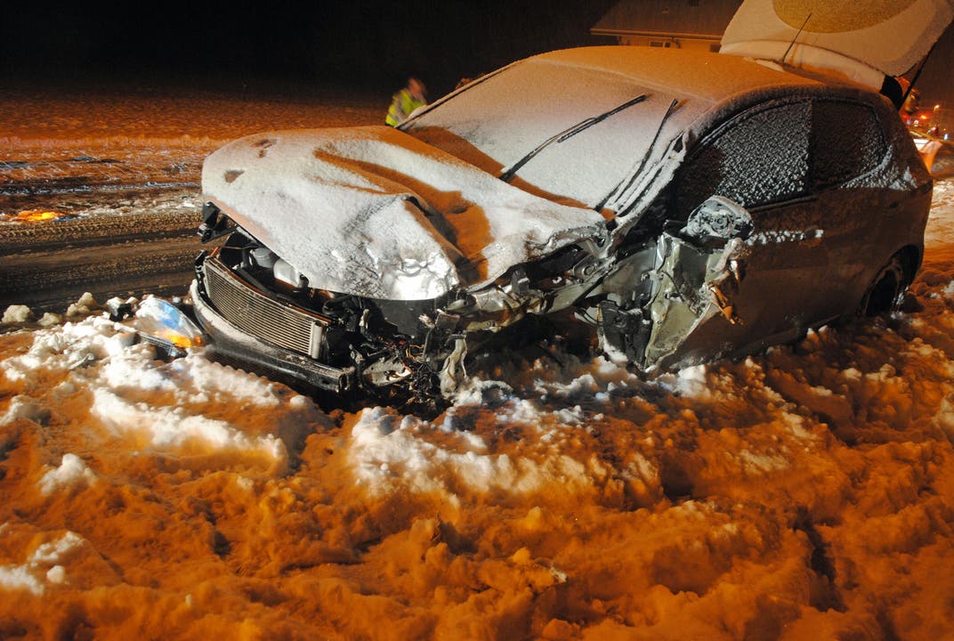 Gettnau - 9. JanuarIm Schneegestöber ist eine Autofahrerin mit einem Lastwagen zusammengestossen. Sie musste mit dem Rettungsdienst ins Spital gebracht werden. 