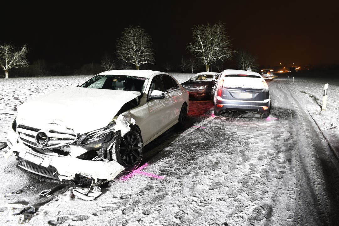 Rothenburg - 9. JanuarAuf der Bertiswilstrasse in Rothenburg ist es zu einem Verkehrsunfall gekommen. Beteiligt waren drei Autos. Zwei Autofahrer wurden beim Unfall verletzt und durch den Rettungsdienst ins Spital gefahren. (Bild: Luzerner Polizei)