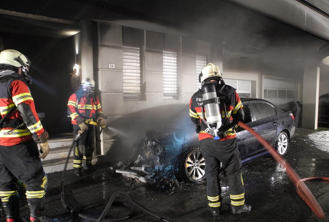 Wollerau - 9. JanuarIn Schwyz brannte am Mittwoch ein Auto bei einer Hausfassade. Anwohner konnten den Brand in Schach halten, bis die Feuerwehr eintraf. (Bild: Schwyzer Polizei)