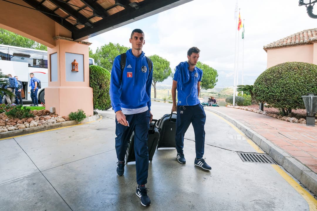 Lazar Cirkovic (links) und Shkelqim Demhasaj bei der Ankunft im Hotel. (Bild: Martin Meienberger, 11. Januar 2019)