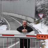 Felix Müri vor der Autobahneinfahrt Emmen Nord Richtung Basel. Bild: Nadia Schärli (11. Januar 2018)