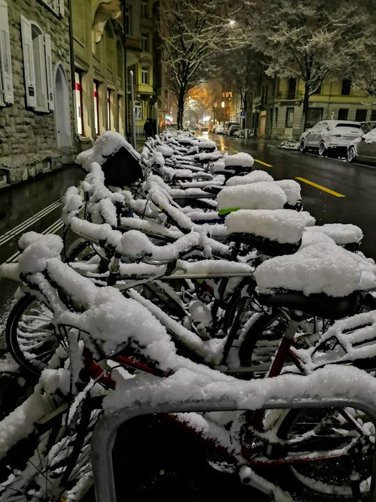 Die Velos in der Stadt sind warm eingepackt. (Bild: Brigitta Suter, 10. Januar 2019)