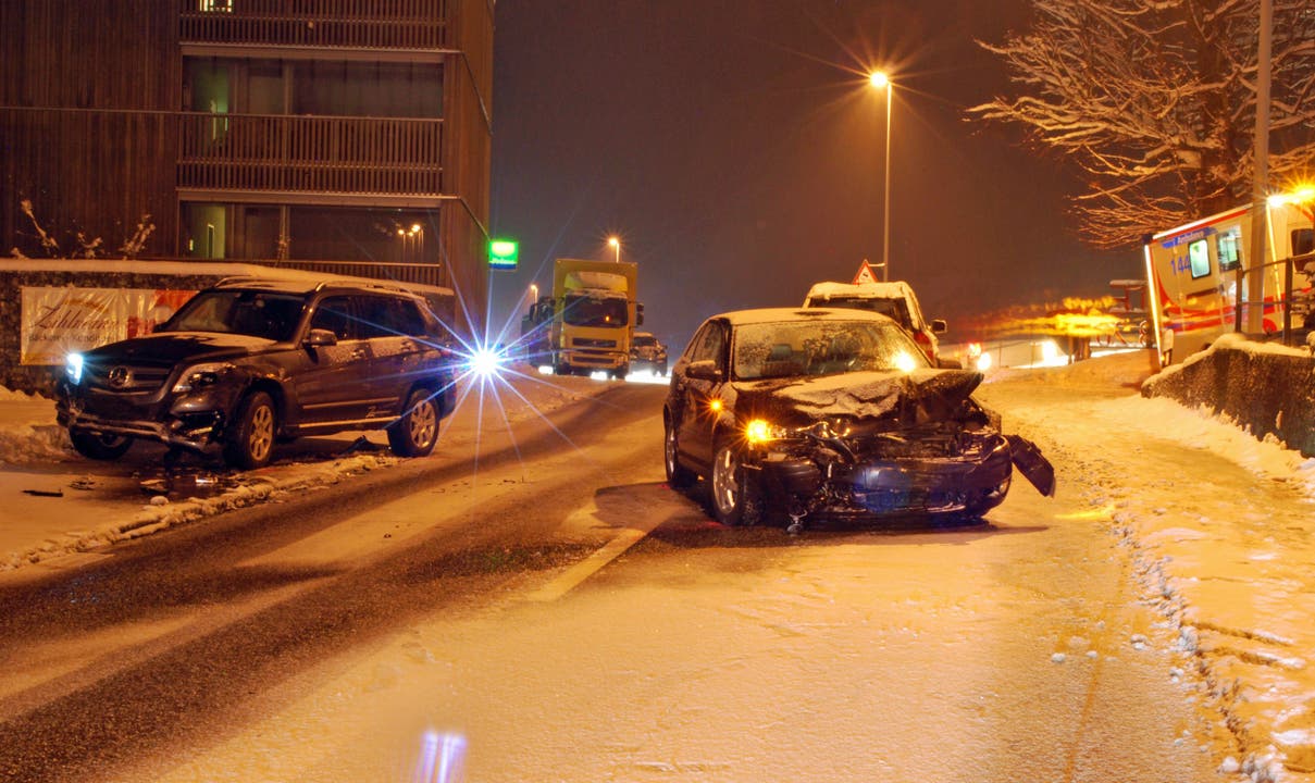 Entlebuch - 10. JanuarIm Schneegestöber sind im Ortsteil Ebnet drei Autos zusammengestossen. Zwei Personen wurden verletzt und mit dem Rettungsdienst ins Spital gebracht. (Bild: Luzerner Polizei)