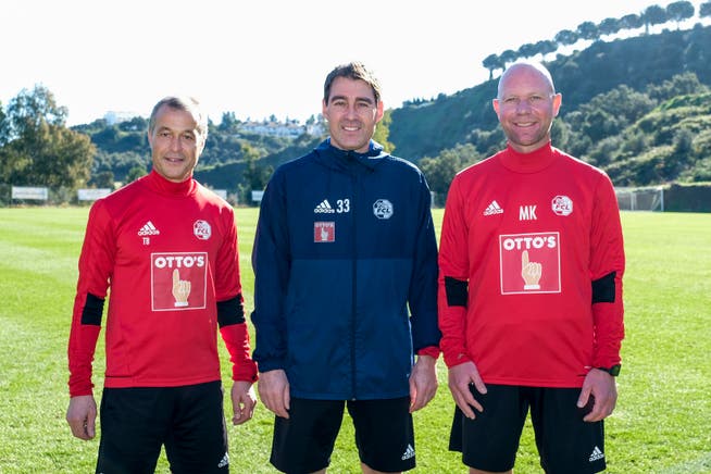 Der Luzerner Trainerstaff ist komplett: Chefcoach René Weiler (Mitte) mit seinen Assistenten Thomas Binggeli (links) und Manuel Klökler. (Bild: Martin Meienberger (Marbella, 13. Januar 2019))