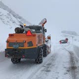 Ein Schneeräumfahrzeug befreit die Furkastrasse. (Bild: Kantonspolizei Uri, 13. Januar 2019)