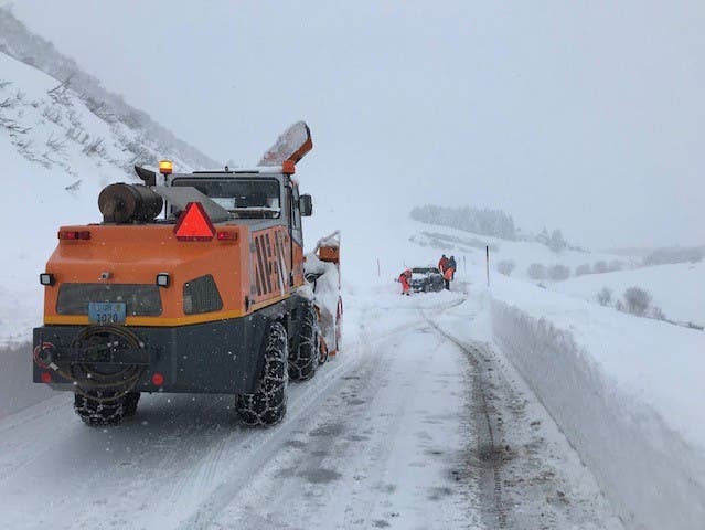 Ein Schneeräumfahrzeug befreit die Furkastrasse. (Bild: Kantonspolizei Uri, 13. Januar 2019)