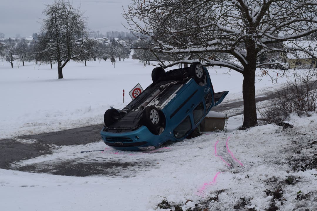 Müswangen - 12. JanuarEine 27-jährige Frau hat auf der schneebedeckten Strasse die Kontrolle über ihr Fahrzeug verloren. Das Auto war mit alten - nicht mehr tauglichen - Winterreifen ausgerüstet. (Bild: Luzerner Polizei)