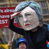 Ein Demonstrant hat sich am Dienstag als Theresa May verkleidet. (Bild: EPA/NEIL HALL)