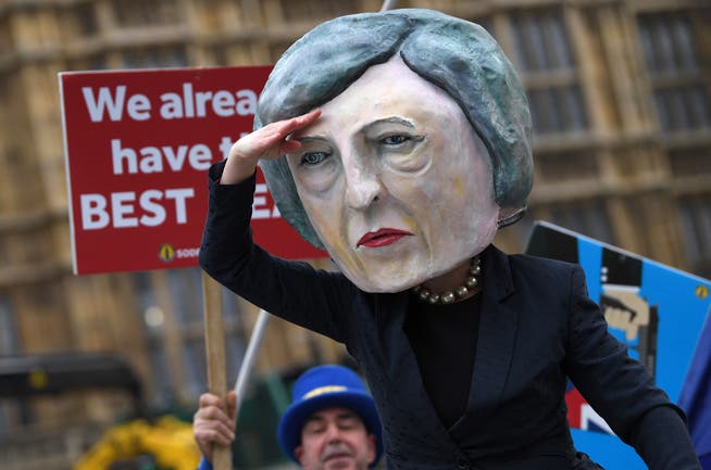 Ein Demonstrant hat sich am Dienstag als Theresa May verkleidet. (Bild: EPA/NEIL HALL)