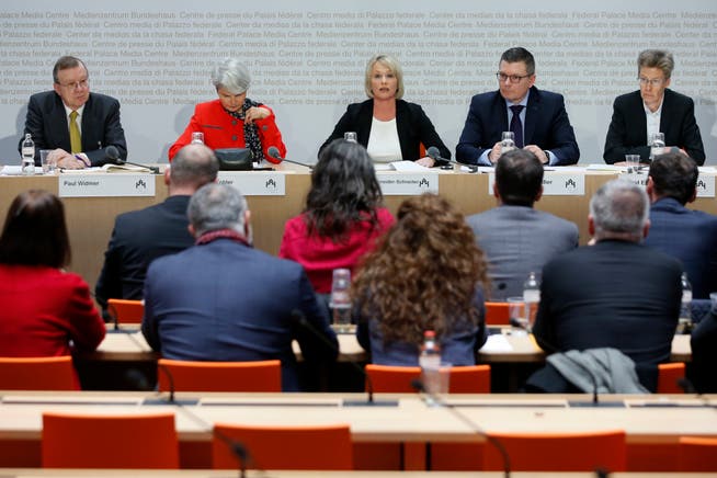 Die Expertenrunde stellte sich in Bern den Fragen der Nationalräte.Bild: Peter Klaunzer/Keystone