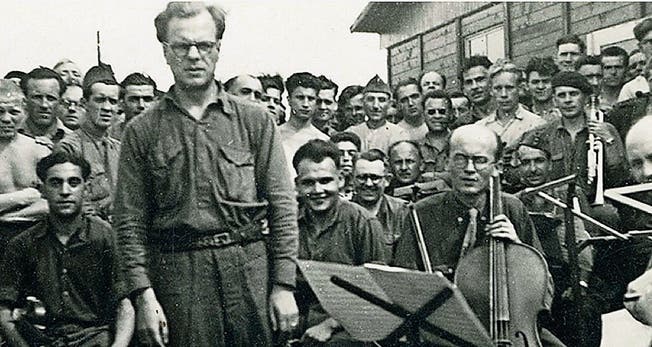 Im Kriegsgefangenenlager schrieb er ein Quartett für das Ende aller Zeit: Olivier Messiaen, mit Cellist Etienne Pasquier und Zuhörern. (Bild: PD)