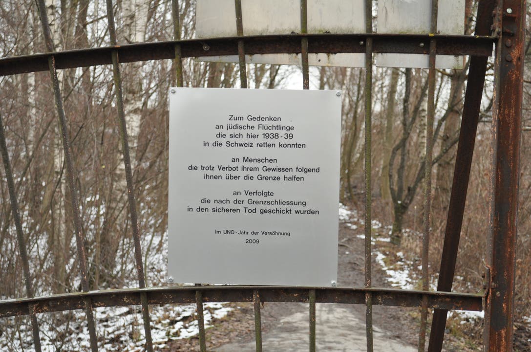 Eine Gedenktafel am Gittertor auf dem Rohr.