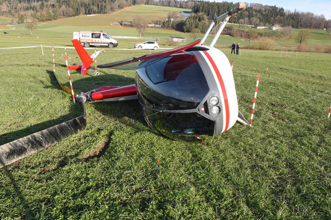 Beromünster - 16. Januar Am Mittwoch fiel bei einem Helikopter kurz nach dem Start der Motor aus. Bei der anschliessenden Gleitlandung auf dem Flugplatz Beromünster kam es zum Totalschaden. (Bild: Luzerner Polizei)