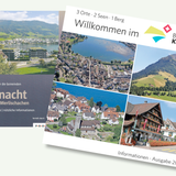 Links die kürzlich verteilte Informationsbroschüre des Solothurner Verlags Proinfo, rechts die offizielle Broschüre des Bezirks Küssnacht. (Bild: PD)