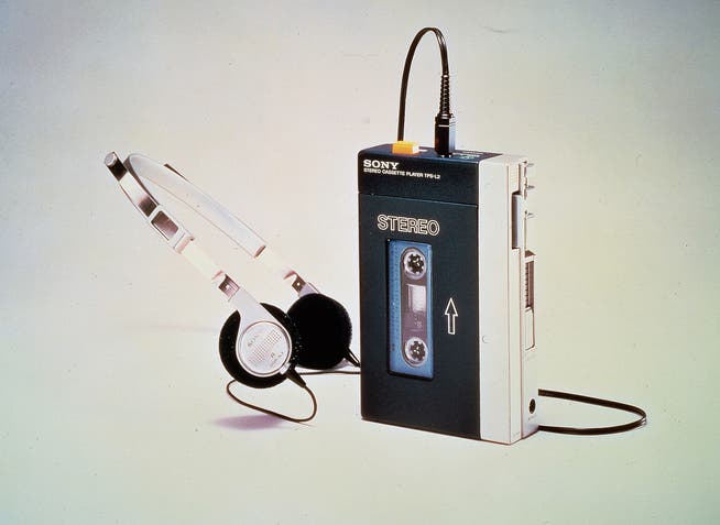Mit dem Sony-Walkman TPS-L2 konnte plötzlich jede und jeder jederzeit und überall Musik hören. (Bild: Getty)