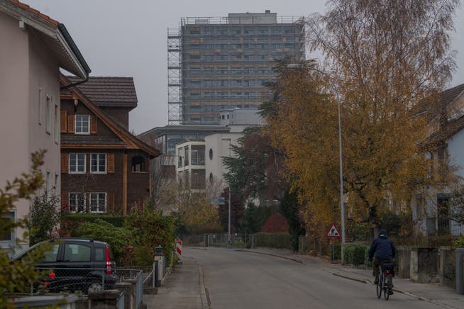 In Luzern Süd treffen Welten aufeinander. Hier: Das Einfamilienhausquartier Kuonimatt und der Hochhaus-Neubau im Mattenhof. (Bild: Boris Bürgisser (Kriens, 21. November 2018))