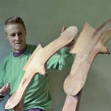 Holzbildhauer Hans Gisler setzt bei seinen Skulpturen bewusst auf Natürlichkeit und lässt das Holz als Material wirken. (Bild: PD)