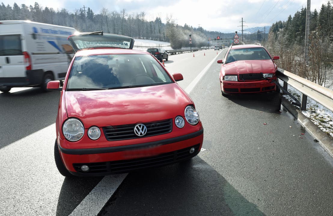 Ebikon - 18. JanuarAuf der Autobahn A14 in Ebikon Richtung Luzern sind zwei Personenwagen miteinander kollidiert. Die beiden Lenkenden wurden verletzt ins Spital gebracht. Der Sachschaden beläuft sich auf rund 8'000 Franken. (Bild: Luzerner Polizei)