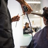 Ein fairer Preis für einen Haarschnitt liegt laut dem Verband bei Herren um 50, bei Frauen um 80 Franken. (Symbolbild: Roger Grütter)