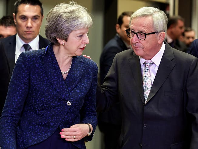 Die britische Premierministerin Theresa May will am Nachmittag in Sachen Brexit mit EU-Kommissionspräsident Jean-Claude Juncker telefonieren. (Bild: KEYSTONE/EPA/SASCHA STEINBACH)