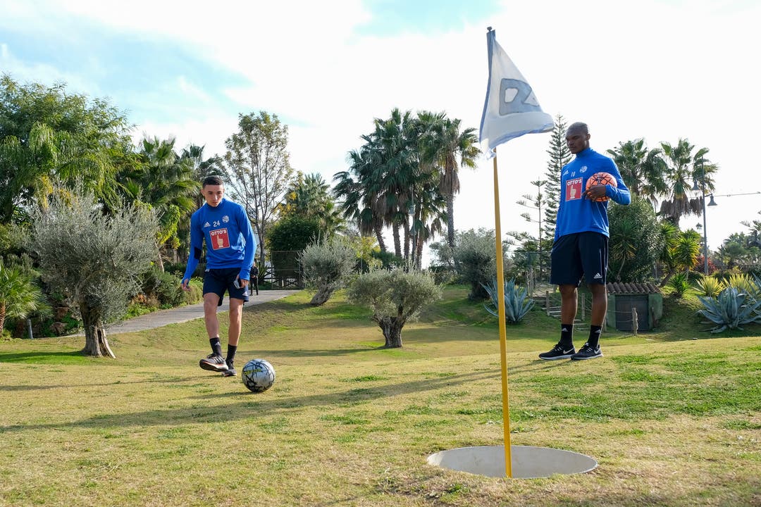 Ruben Vargas (links) und Blessing Eleke beim «Golfen». (Bild: Martin Meienberger (Mijas, 16. Januar 2019))