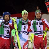 In Madonna di Campiglio gewann Daniel Yule (Mitte) als erster Schweizer seit 2007 einen Weltcup-Slalom. Die beiden Österreicher Marco Schwarz (links) und Michael Matt belegten die Ränge zwei und drei. (Bild Andrea Solero/EPA (Madonna di Campiglio, 22. Dezember 2018))