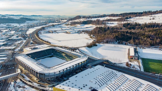 Direkt hinter Fussballstadion und Autobahn liegt die grosse Wiese des Breitfelds. Rechts davon ist das Stadion Gründenmoos mit den Fussball-Trainingsplätzen zu sehen. (Bild: Urs Bucher - 16. Januar 2019)
