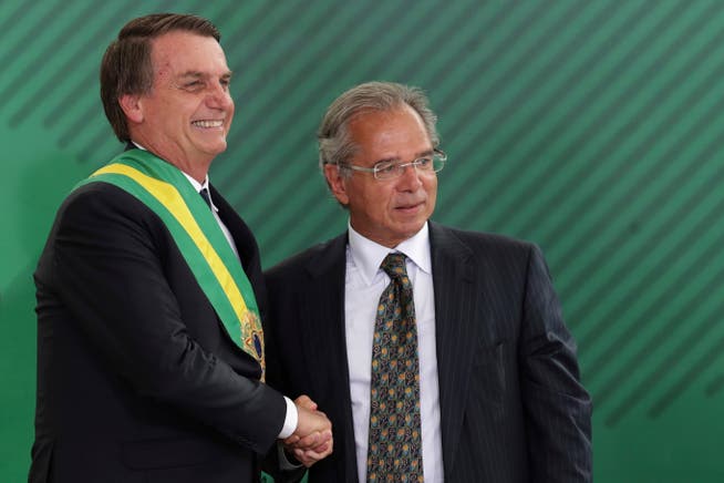 Präsident Jair Bolsonaro bei der Inauguration seines Wirtschaftsministers Paulo Guedes. (Bild: Eraldo Peres/AP (Brazilia, 1. Januar 2019))