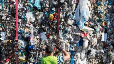Berge von Abfall stapeln sich bei der Firma InnoRecycling. Sie stellt aus sortenreinen Kunststoffen hochwertiges Granulat her. Bild: Alexandra Wey/Keystone (Eschlikon, 22. August 2018)