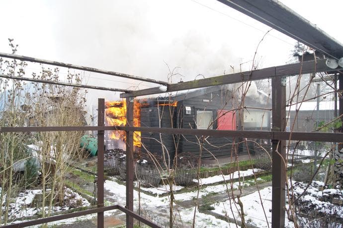 Baar – 20. JanuarAm Sonntagnachmittag ist in Baar ein Gartenhaus in einem Schrebergarten in Brand geraten und beschädigt worden. (Bild: Zuger Polizei)